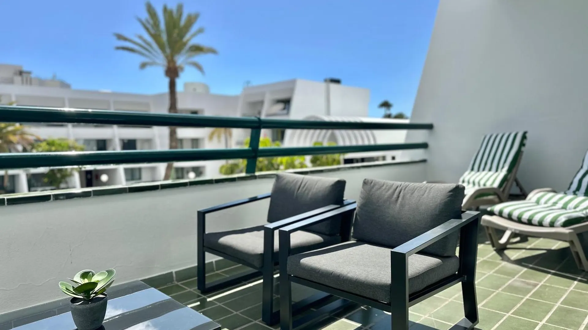 2The Best Location - Las Americas & Parking contacts